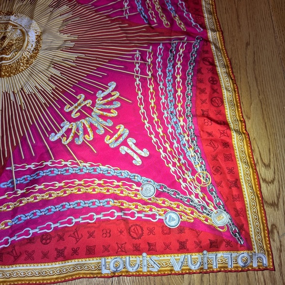 Luis Vuitton scarf. In excellent condition rarely ever used. - Picture 7 of 7